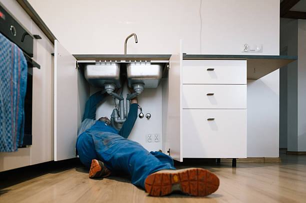 Professional Emergency Plumber technician working in Sebring, OH